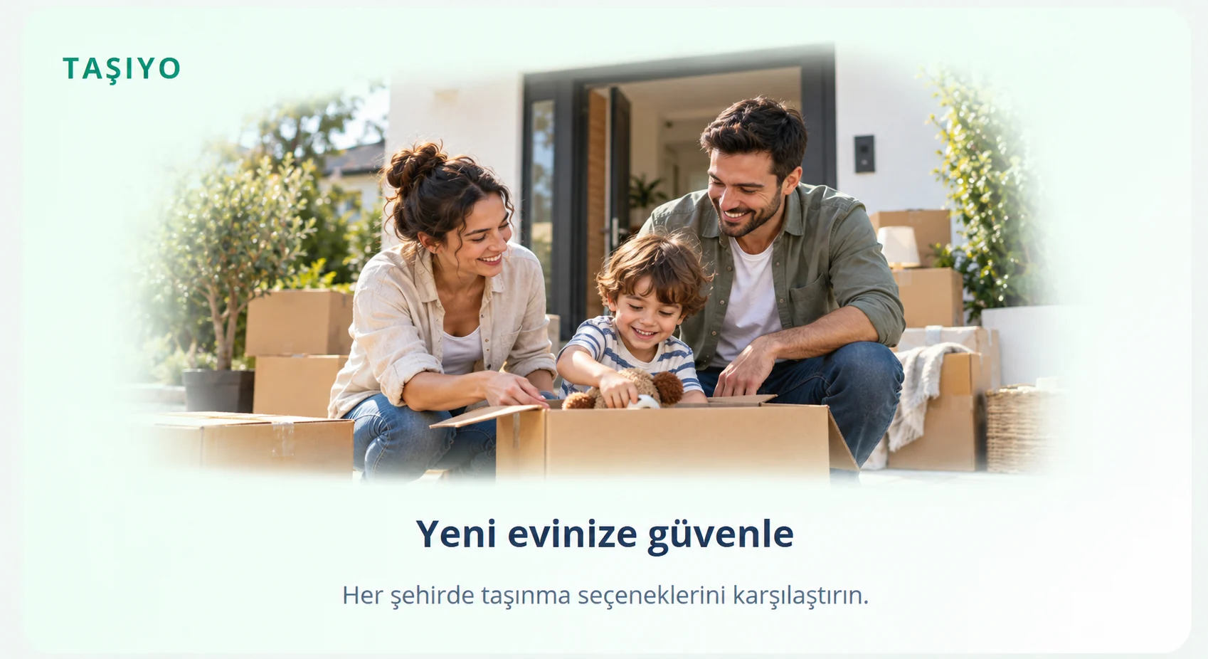 Yeni evlerine taşınırken kolileri açan mutlu aile